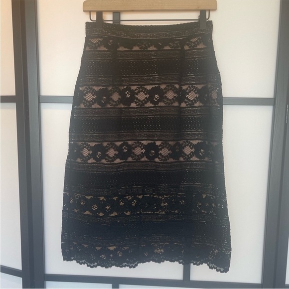 H&M lace midi pencil skirt. Small - Picture 6 of 13